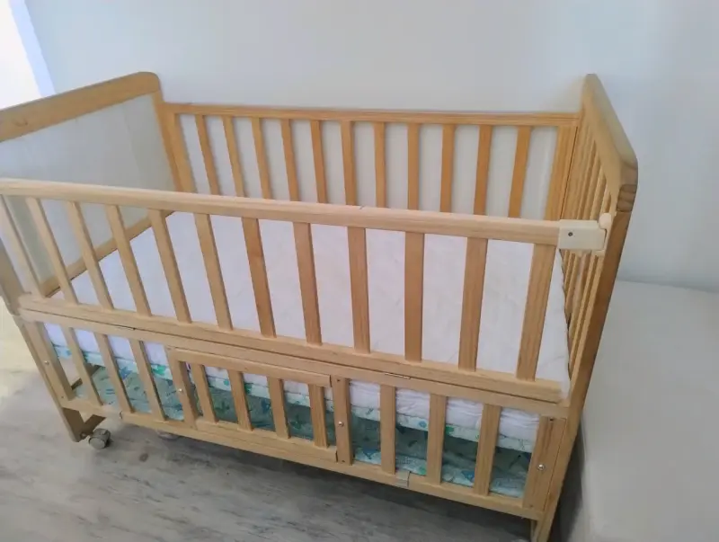 Cuna de madera para bebé con colchón (colecho) - 2