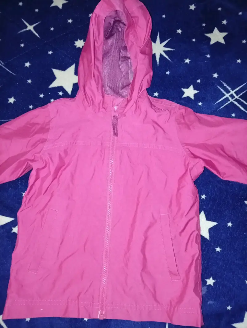 Chaqueta impermeable rosa para niña