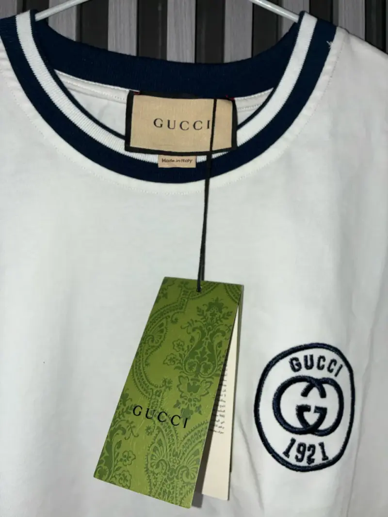 Polera Gucci blanca con detalles azul marino - 3
