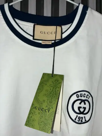Polera Gucci blanca con detalles azul marino - miniatura 3