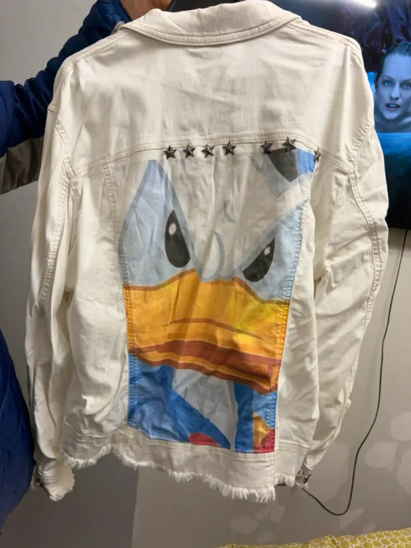Chaqueta blanca con diseño de Pato Donald - 3
