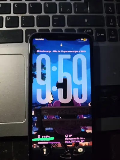 iPhone con pantalla rota y batería al 72% - miniatura 1