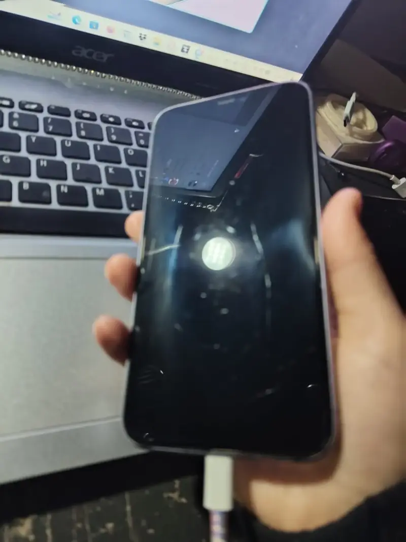 iPhone con pantalla rota y batería al 72% - 3