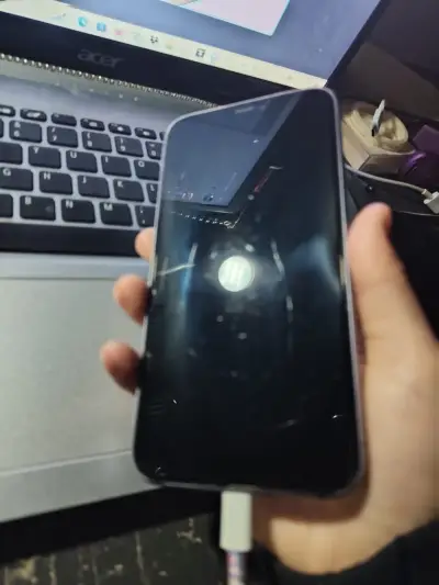 iPhone con pantalla rota y batería al 72% - miniatura 3