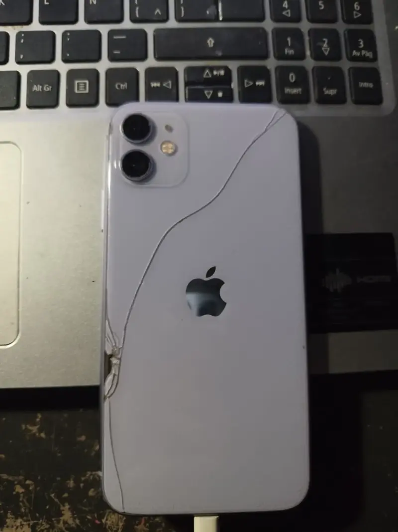 iPhone con pantalla rota y batería al 72% - 4