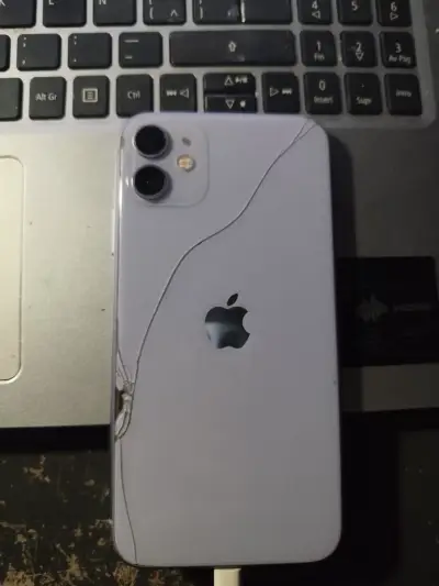 iPhone con pantalla rota y batería al 72% - miniatura 4