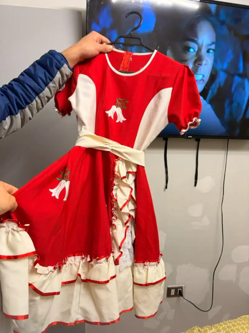 Vestido huasa de niña rojo con bordado floral - 1