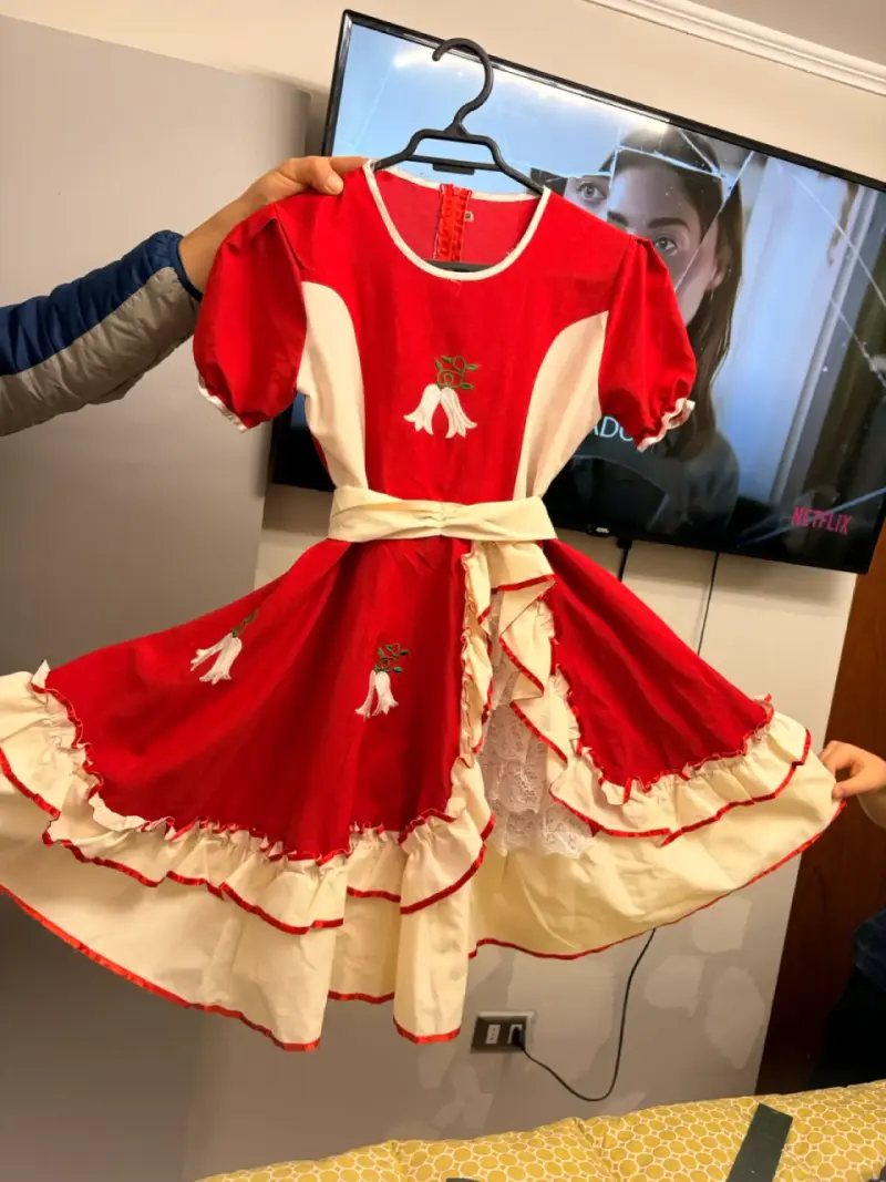 Vestido huasa de niña rojo con bordado floral - 2