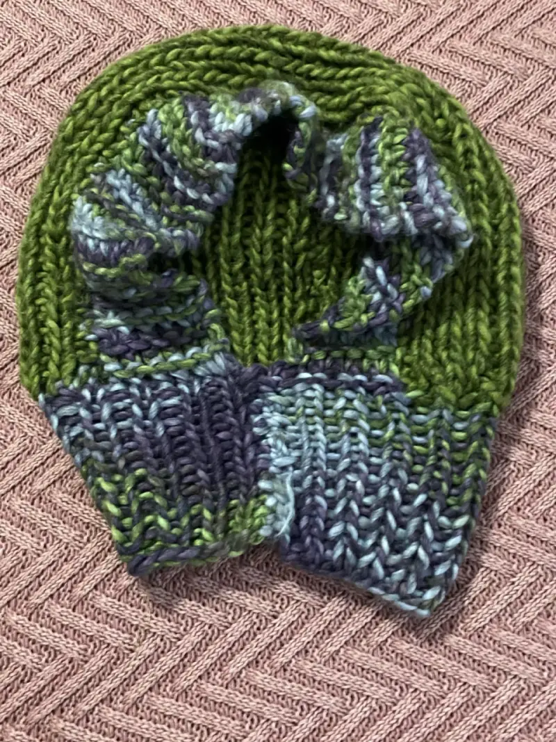 Gorro tejido a mano multicolor verde y azul - 1