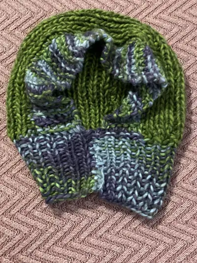 Gorro tejido a mano multicolor verde y azul - miniatura 1