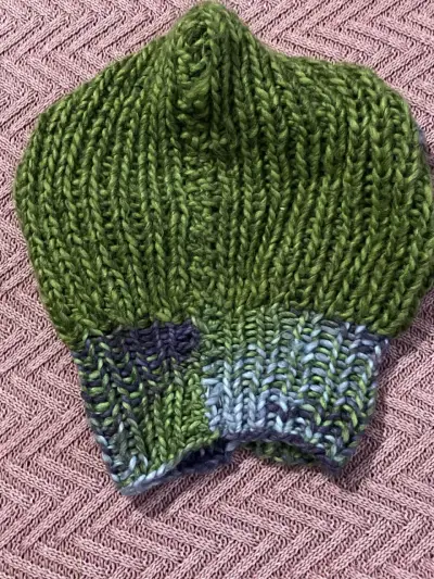 Gorro tejido a mano multicolor verde y azul - miniatura 2