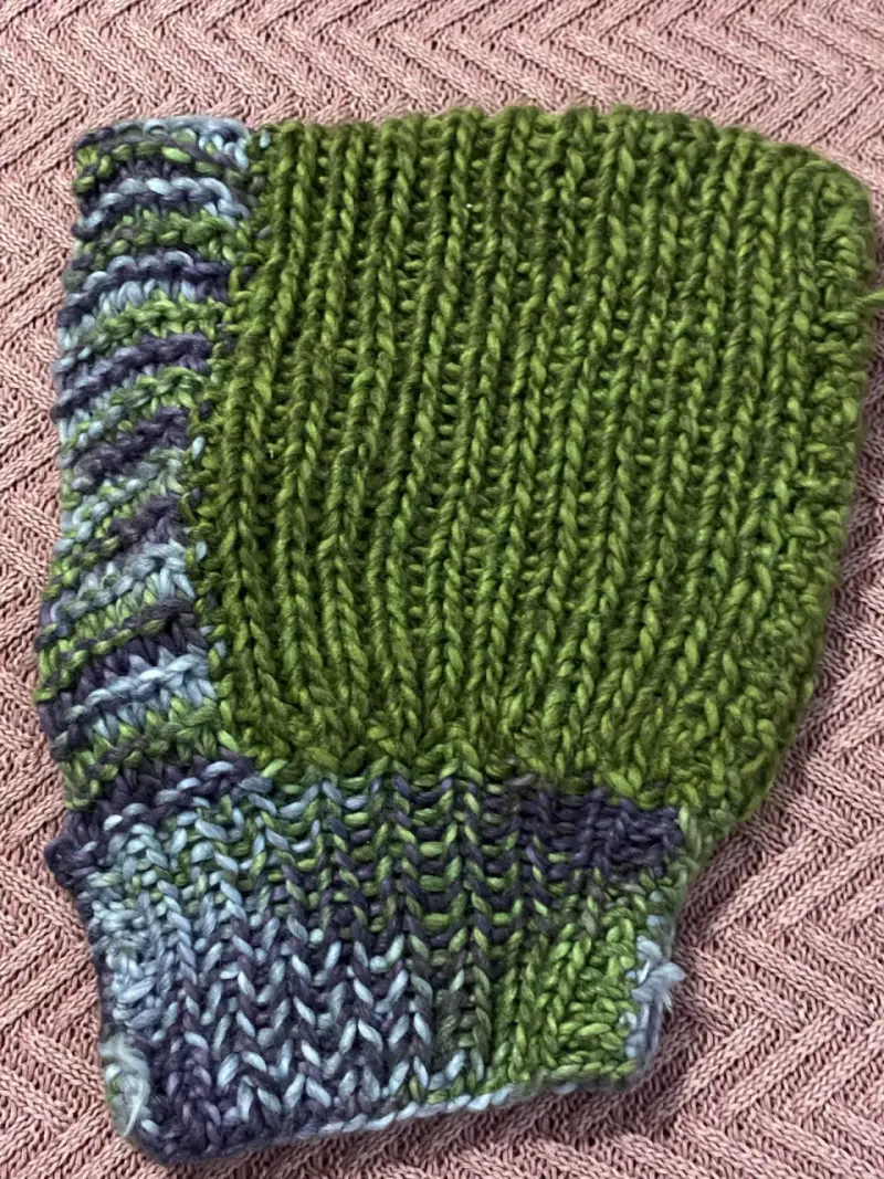 Gorro tejido a mano multicolor verde y azul - 3