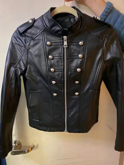 Chaqueta de cuero negra con botones metálicos - miniatura 1