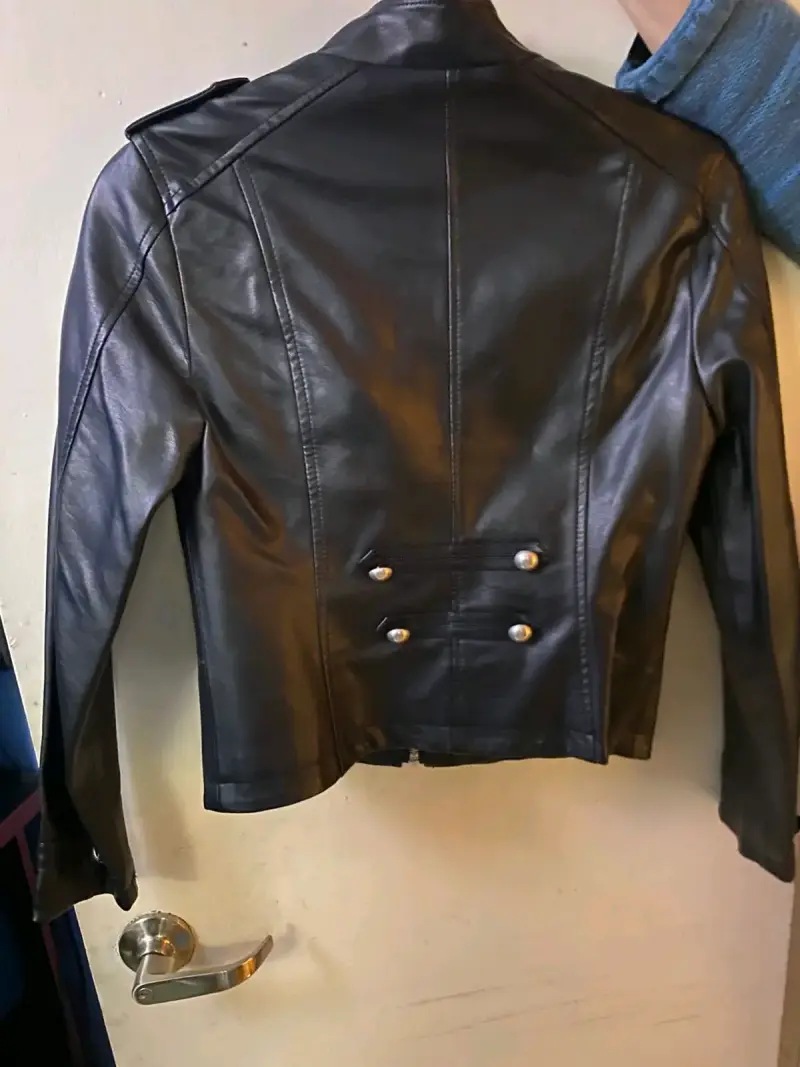Chaqueta de cuero negra con botones metálicos - 2