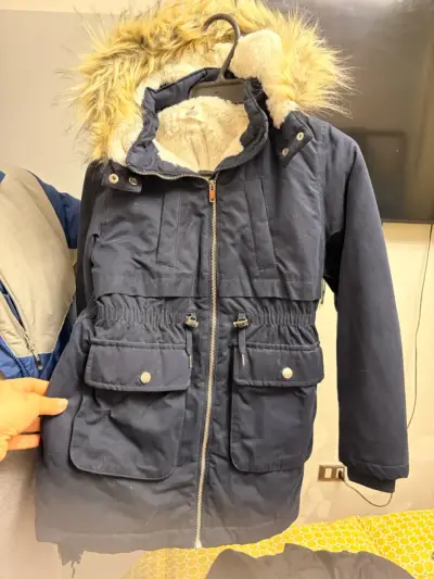 Parka azul con capucha de piel sintética para niños H&M - miniatura 1