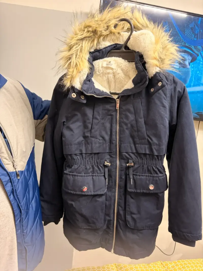 Parka azul con capucha de piel sintética para niños H&M - 3