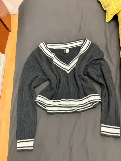 Suéter negro con cuello en V y rayas blancas - miniatura 3