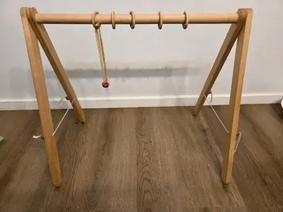 Gimnasio de madera para bebé con aros - miniatura 1