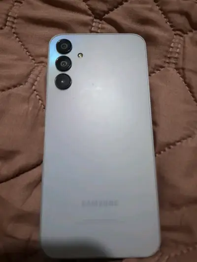 Smartphone Samsung con triple cámara trasera - miniatura 1