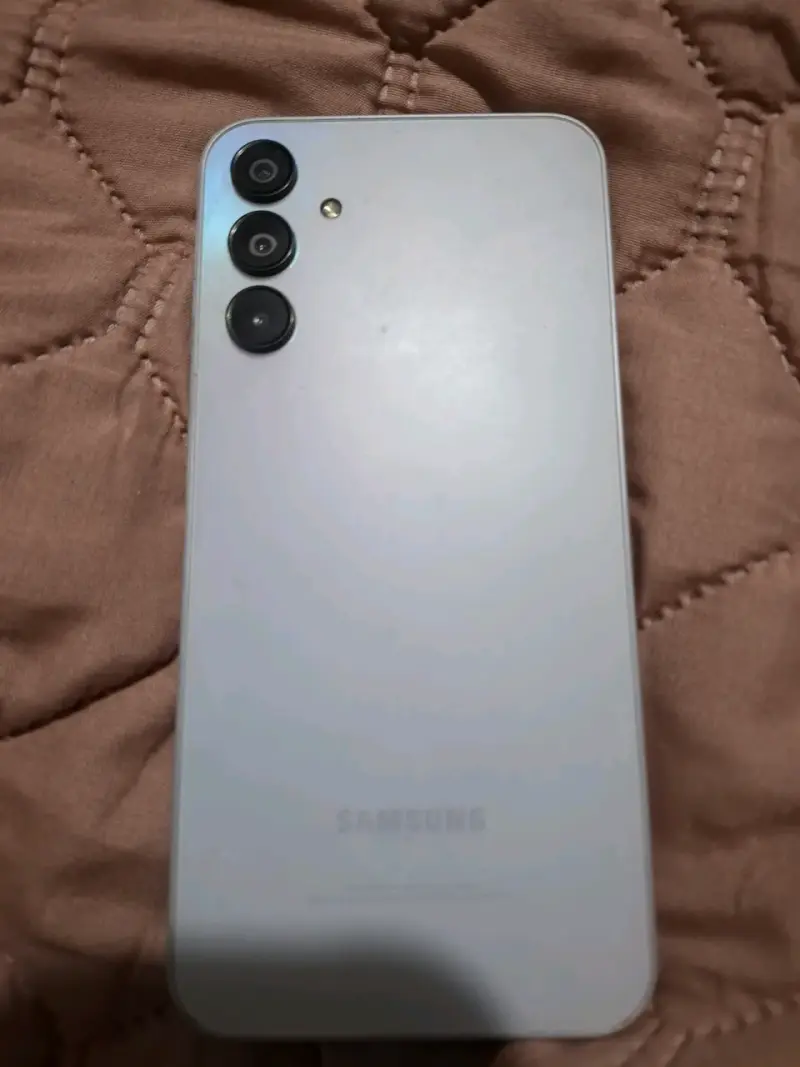 Smartphone Samsung con triple cámara trasera - 2
