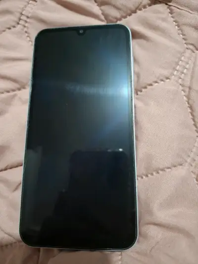 Smartphone Samsung con triple cámara trasera - miniatura 3