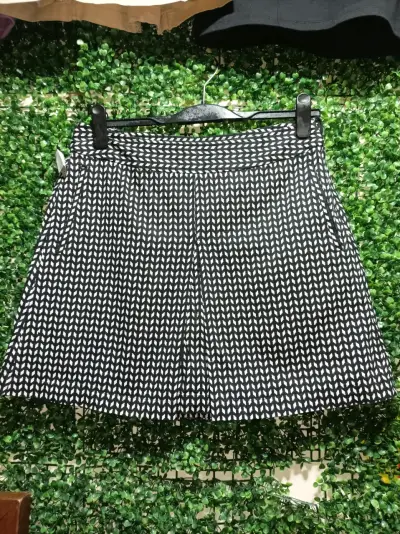 Falda shorts corta estampada en blanco y negro - miniatura 1