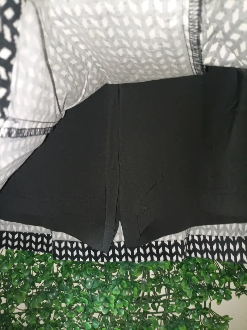 Falda shorts corta estampada en blanco y negro - 2