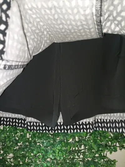 Falda shorts corta estampada en blanco y negro - miniatura 2