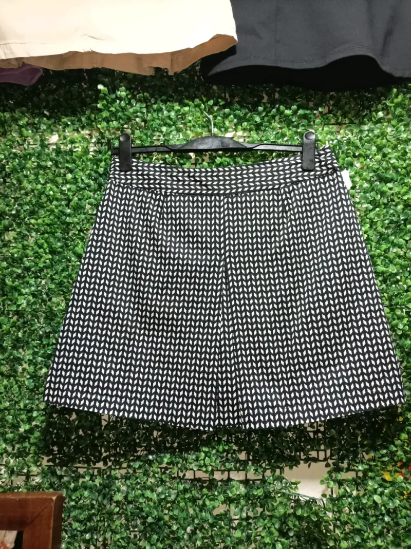 Falda shorts corta estampada en blanco y negro - 3