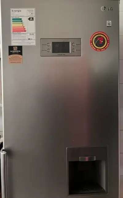Refrigerador LG con dispensador de agua - miniatura 1