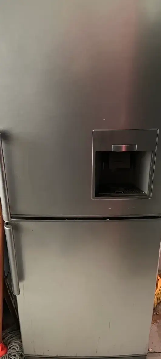 Refrigerador LG con dispensador de agua - 2