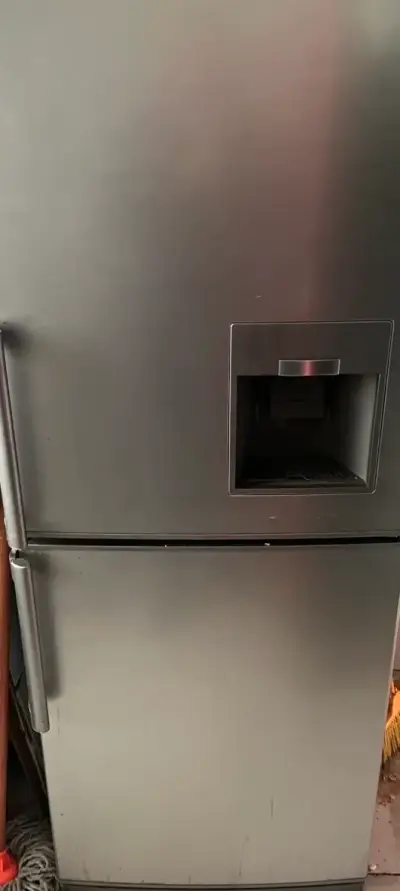 Refrigerador LG con dispensador de agua - miniatura 2