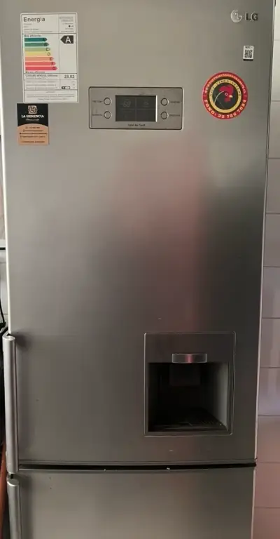 Refrigerador LG con dispensador de agua - miniatura 3