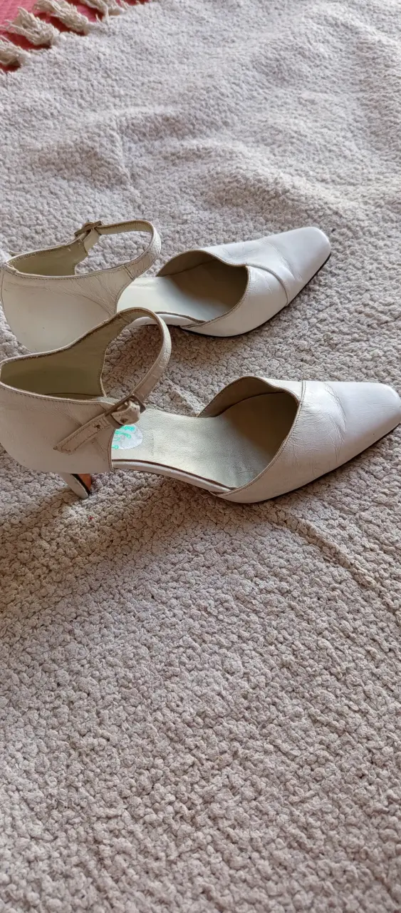 Zapatos de tacón blanco con correa - 1