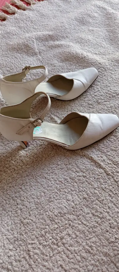 Zapatos de tacón blanco con correa - miniatura 1