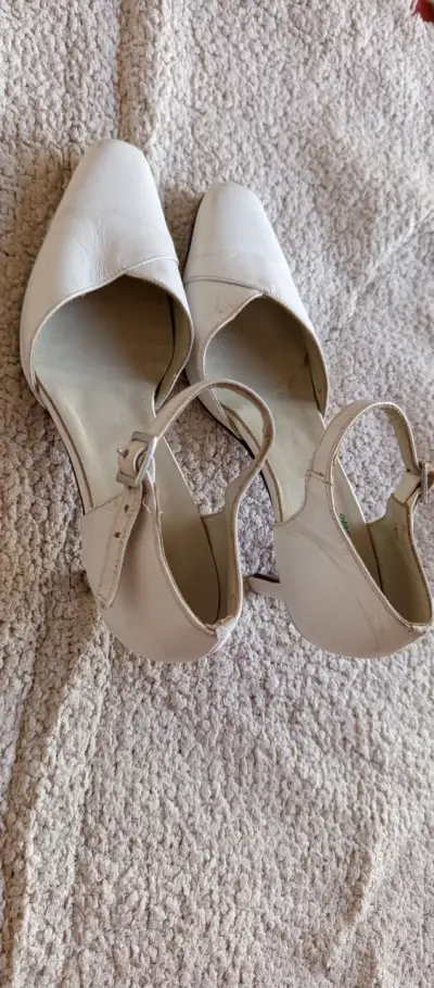Zapatos de tacón blanco con correa - miniatura 2