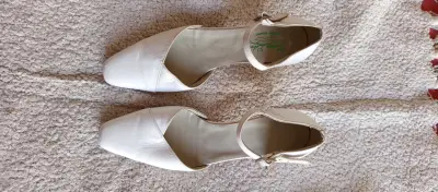 Zapatos de tacón blanco con correa - miniatura 3