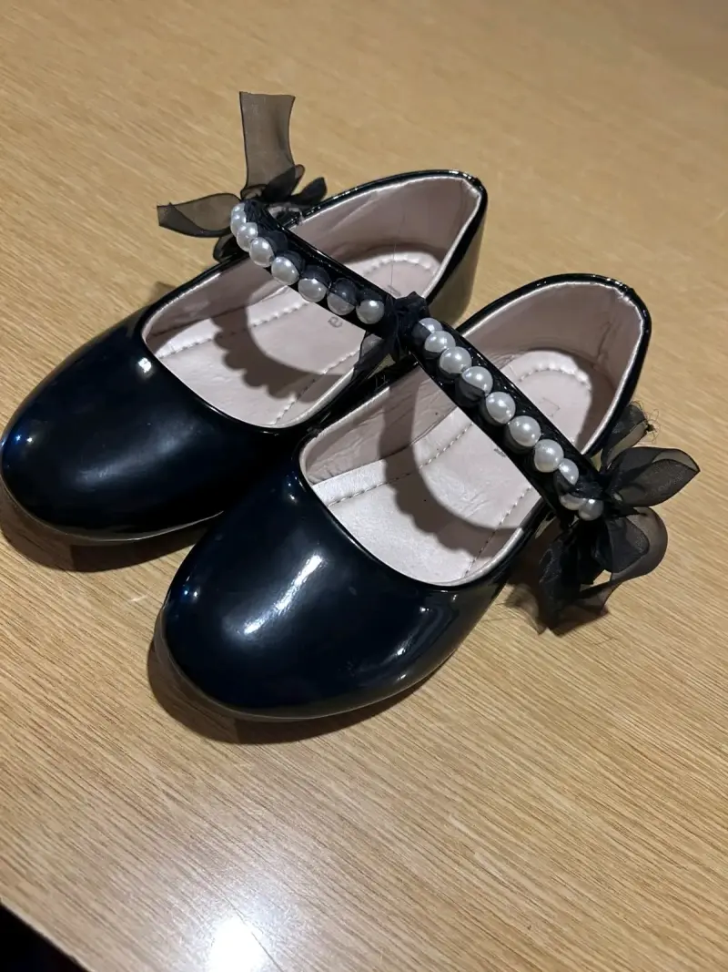 Zapatos de niña negros con perlas y lazo - 1