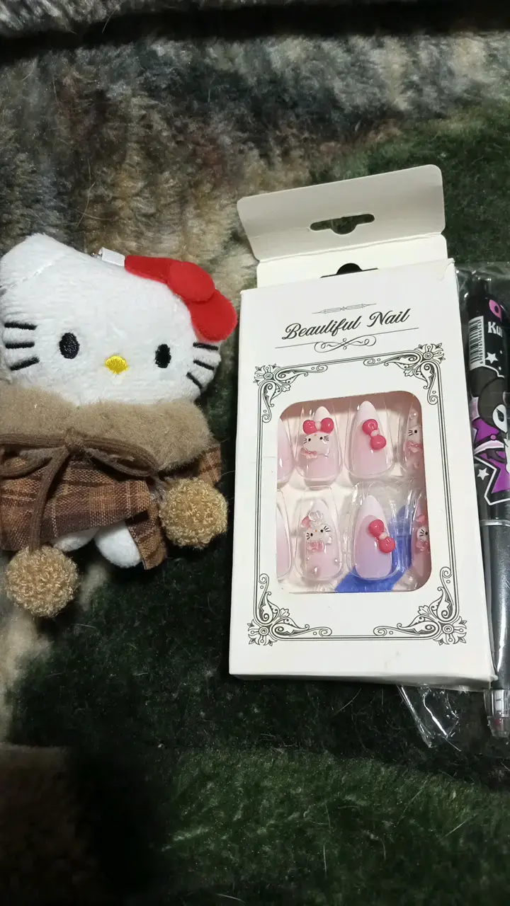Set de Hello Kitty con Llavero y Uñas y lapiz - 4