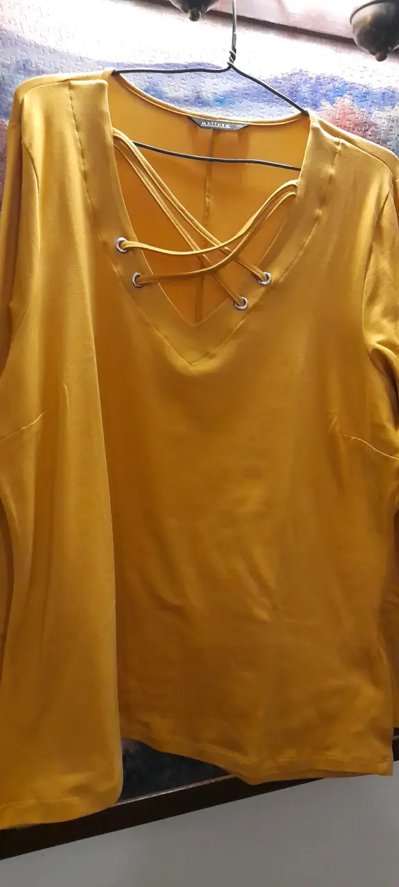 Polera amarilla con diseño cruzado Matthew - 2