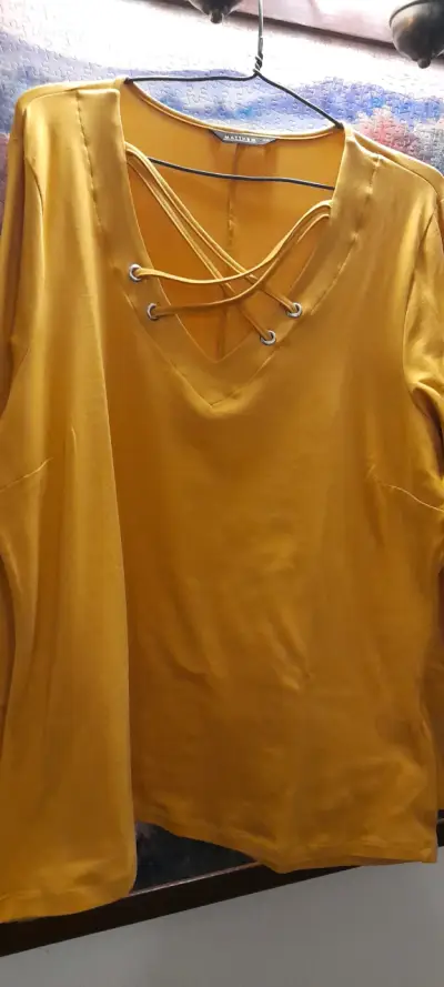 Polera amarilla con diseño cruzado Matthew - miniatura 2