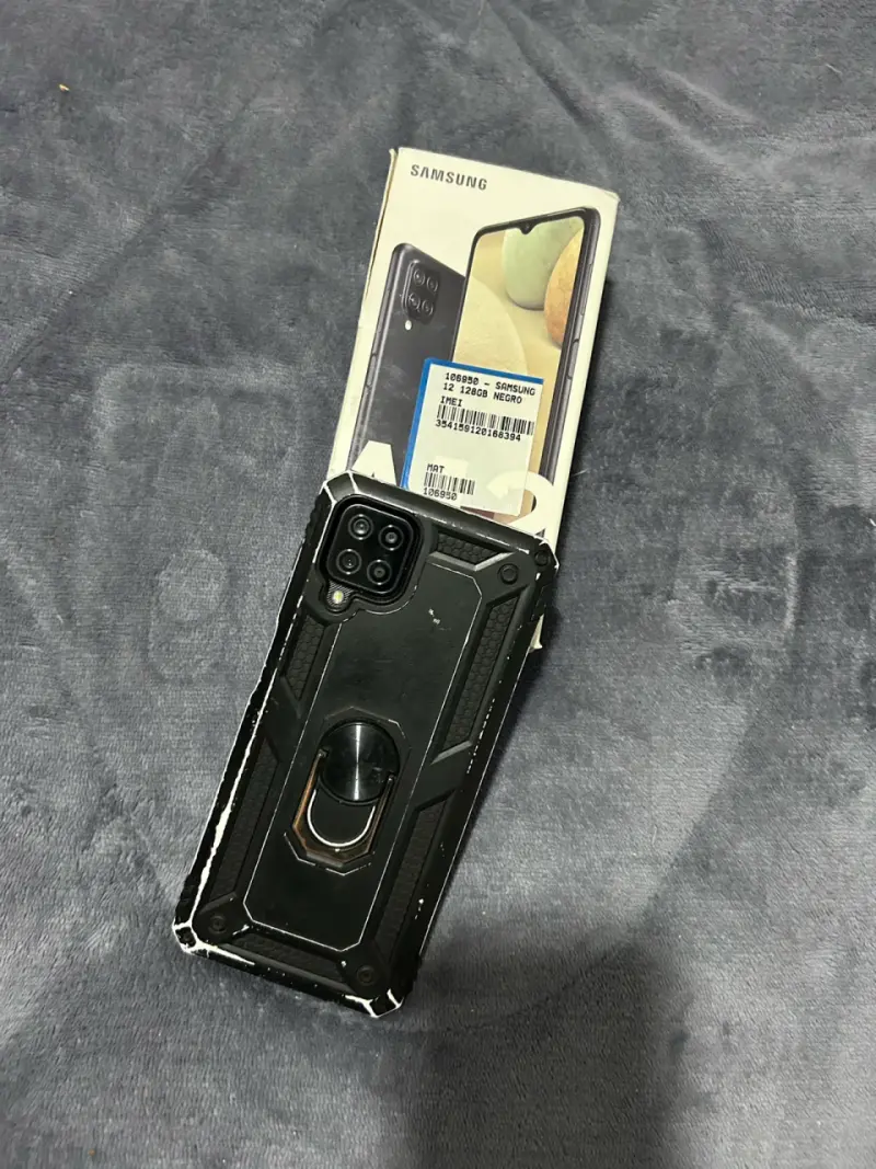 Samsung Galaxy A12 con funda protectora - 1