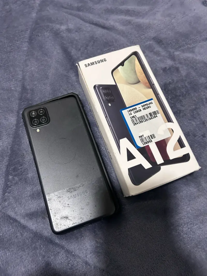 Samsung Galaxy A12 con funda protectora - 3