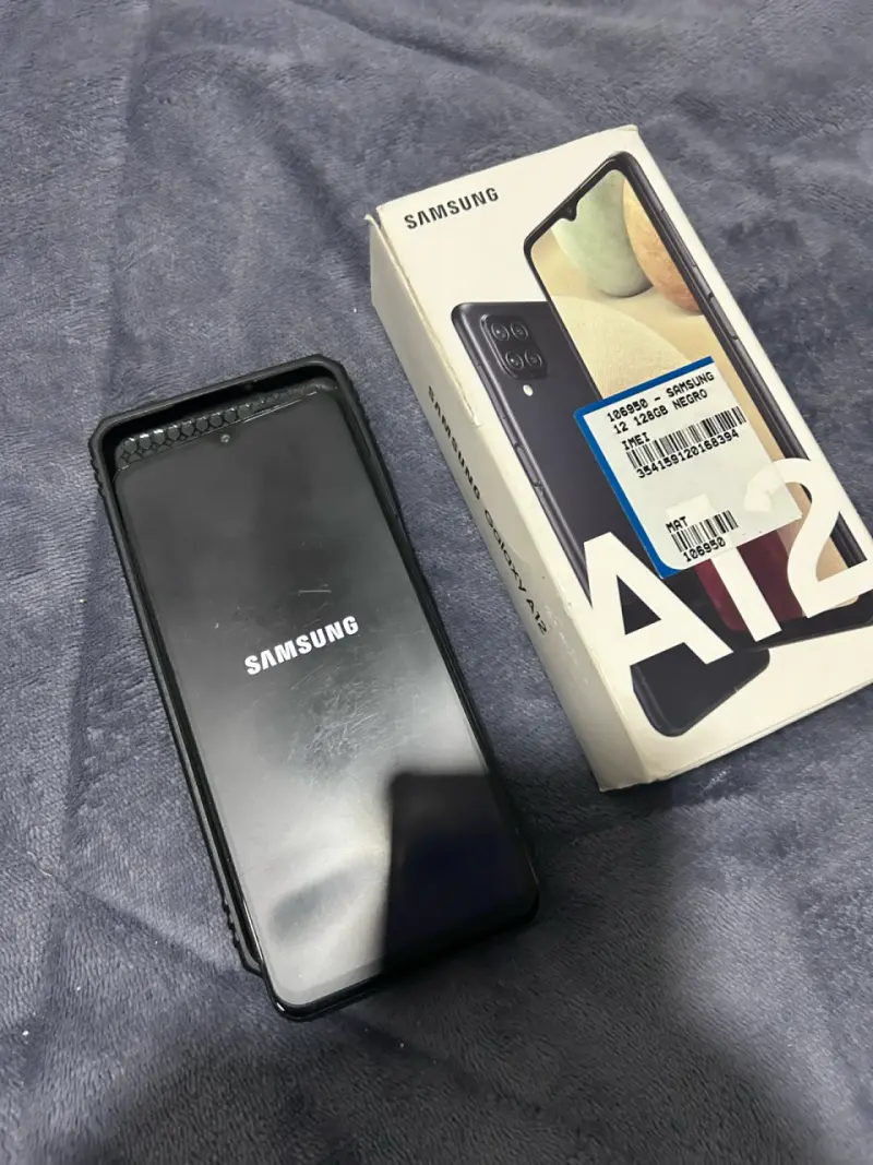 Samsung Galaxy A12 con funda protectora - 4