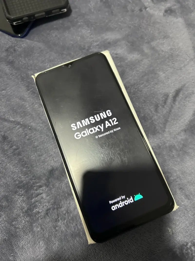 Samsung Galaxy A12 con funda protectora - 5