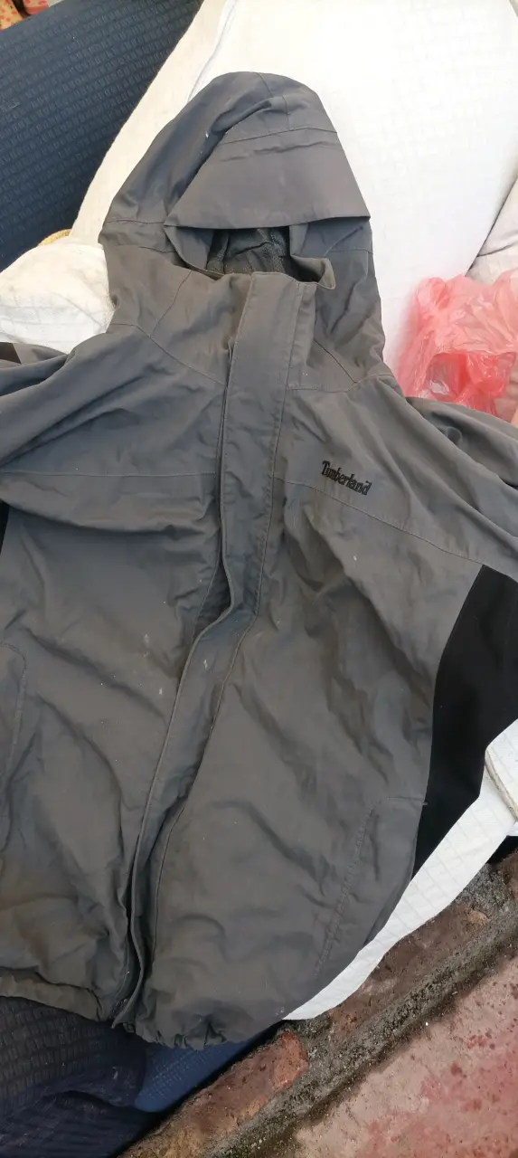 Chaqueta impermeable Timberland gris con capucha - 1