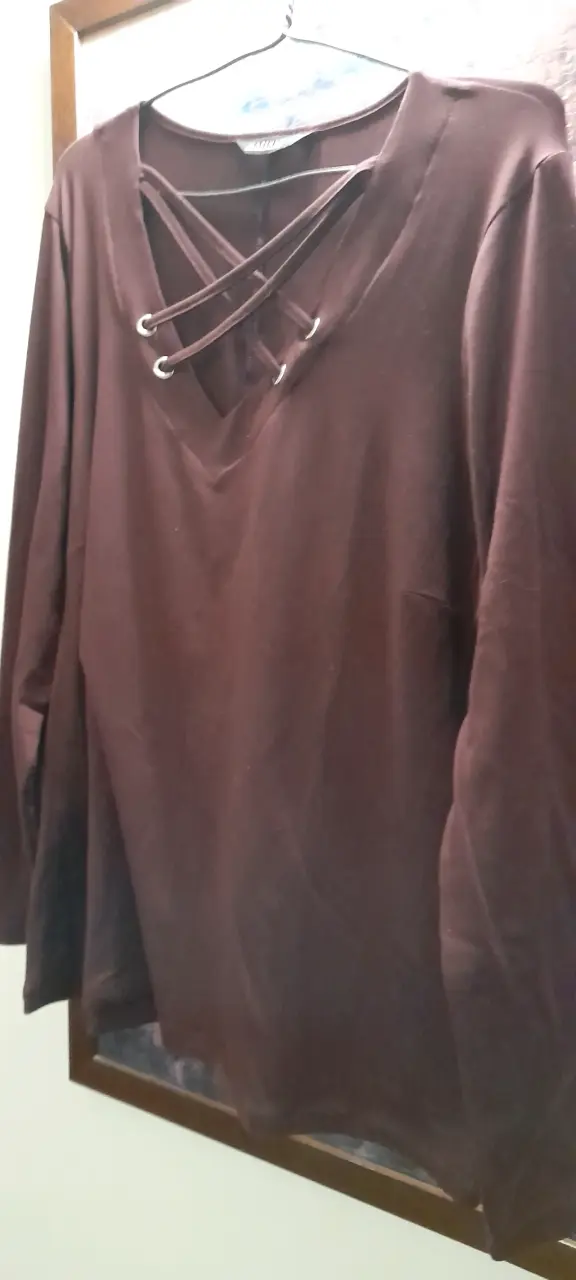 Blusa burdeo con diseño de cordones, marca Matthew - 2