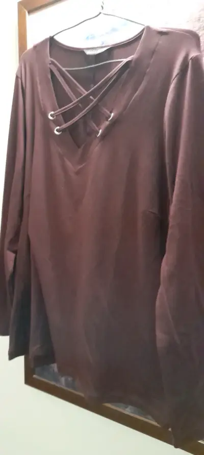 Blusa burdeo con diseño de cordones, marca Matthew - miniatura 2