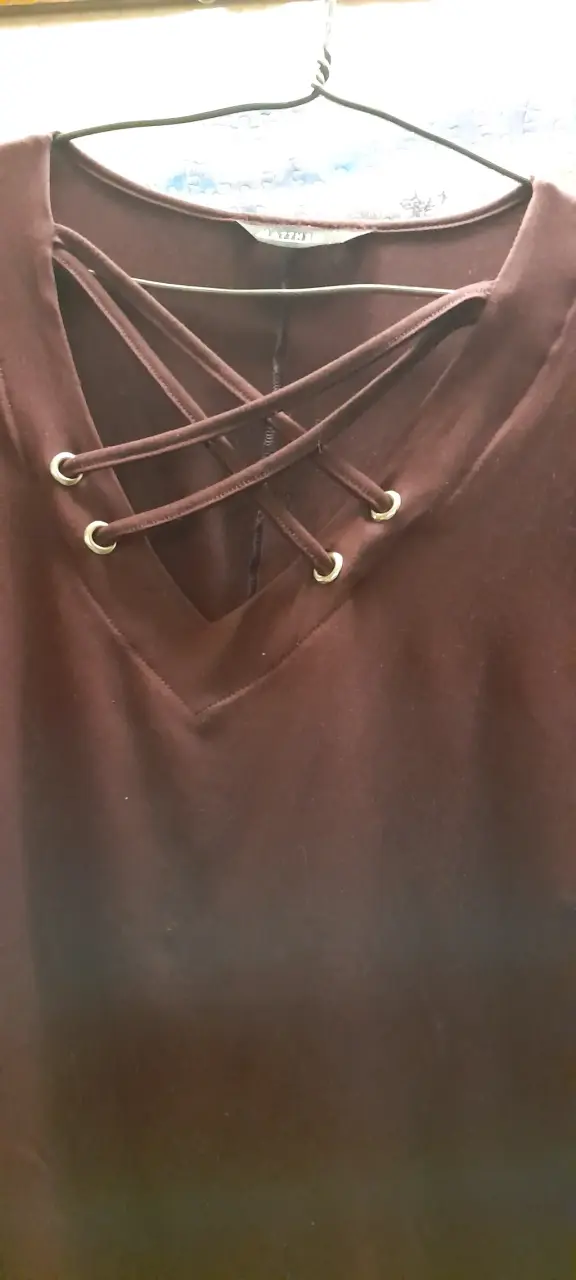 Blusa burdeo con diseño de cordones, marca Matthew - 3