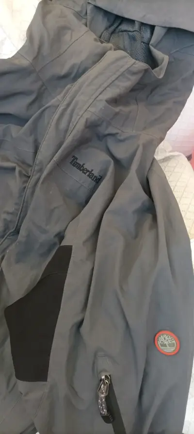 Chaqueta impermeable Timberland gris con capucha - miniatura 2